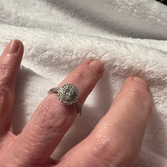 14 kt white gold diamond cluster ring - Picture 3 of 3